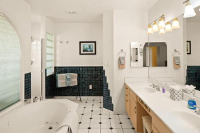 Spacious Sedona Splendor with Community Spa & Pool